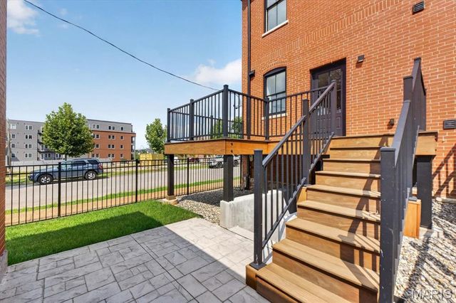 1201 Mackay Place, St Louis, MO 63104