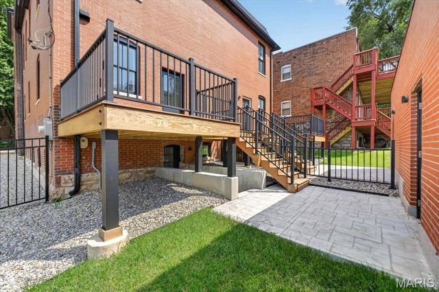 1201 Mackay Place, St Louis, MO 63104