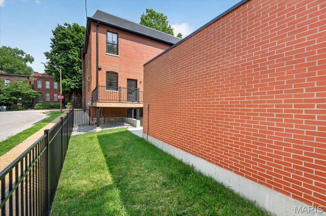 1201 Mackay Place, St Louis, MO 63104