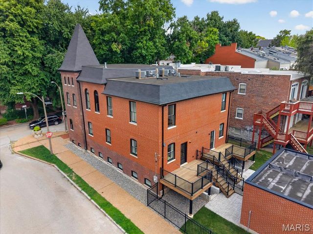 1201 Mackay Place, St Louis, MO 63104