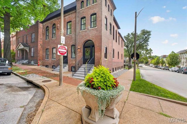1201 Mackay Place, St Louis, MO 63104