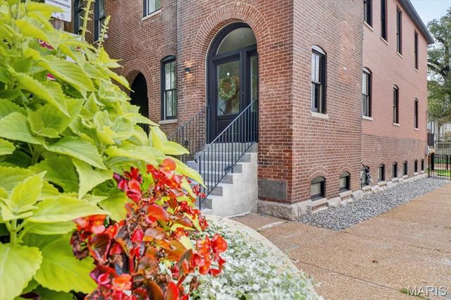 1201 Mackay Place, St Louis, MO 63104