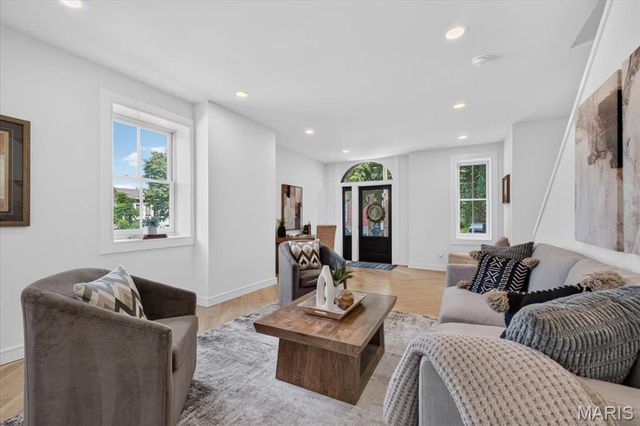 1201 Mackay Place, St Louis, MO 63104