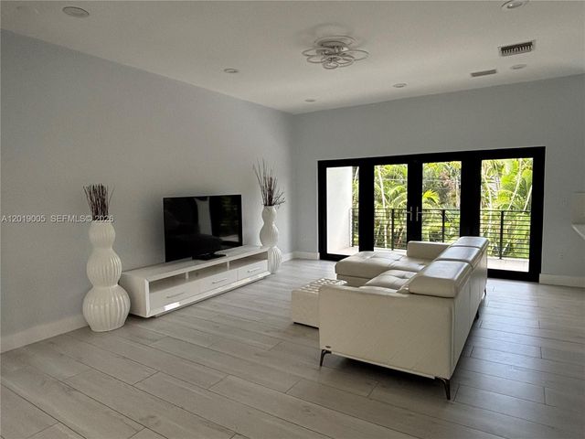6220 SW 144th St, Coral Gables, FL 33158
