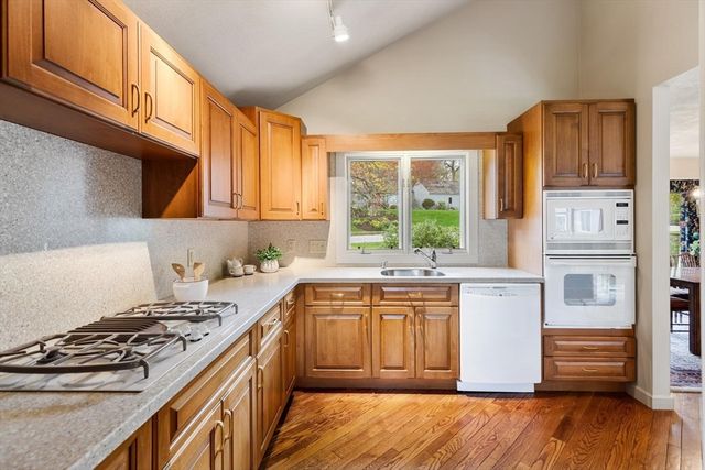 37 Potter Pond 37, Lexington, MA 02421