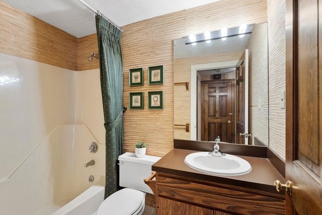 37 Potter Pond 37, Lexington, MA 02421