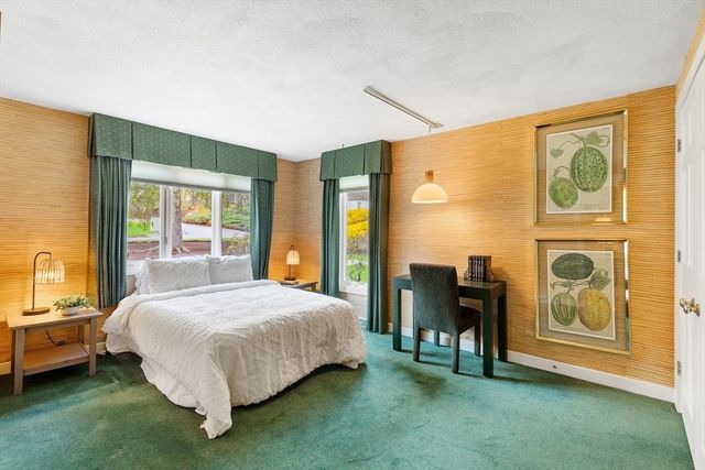 37 Potter Pond 37, Lexington, MA 02421