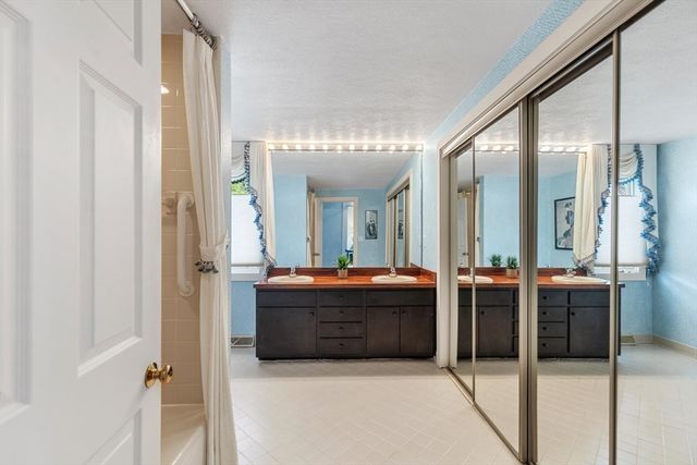 37 Potter Pond 37, Lexington, MA 02421