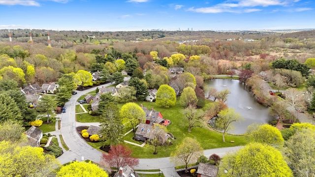 37 Potter Pond 37, Lexington, MA 02421