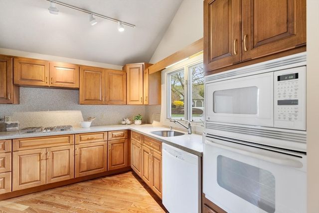 37 Potter Pond 37, Lexington, MA 02421