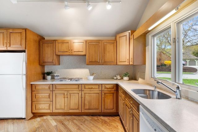 37 Potter Pond 37, Lexington, MA 02421