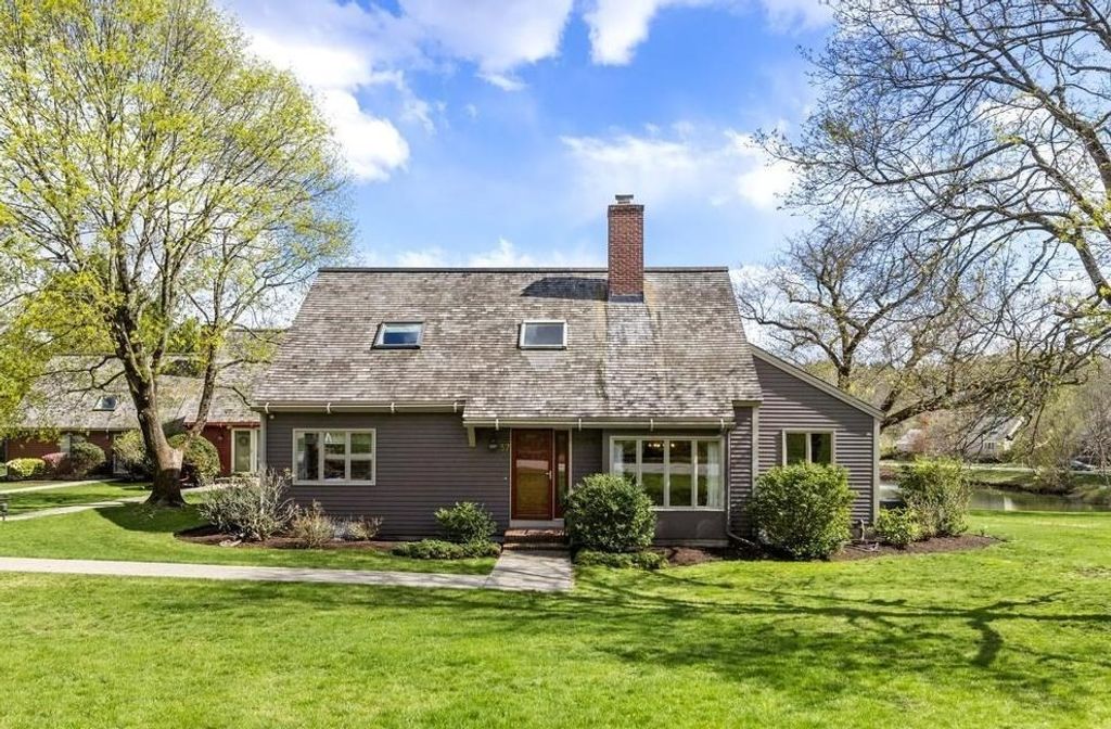37 Potter Pond 37, Lexington, MA 02421
