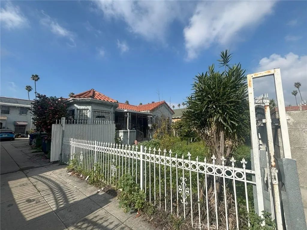 4241 Arlington, Los Angeles, CA 90008