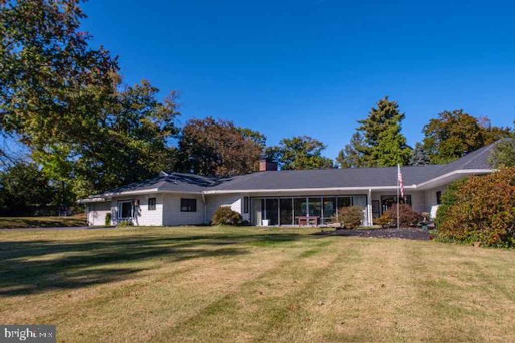 19 VALLEY RD, Lewistown, PA 17044