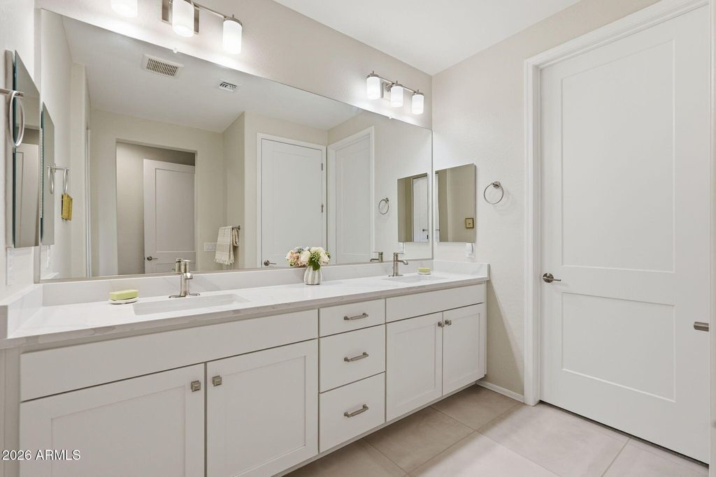 Image 16 of property listing at 7674 W CACTUS WREN Way, Florence, AZ 85132