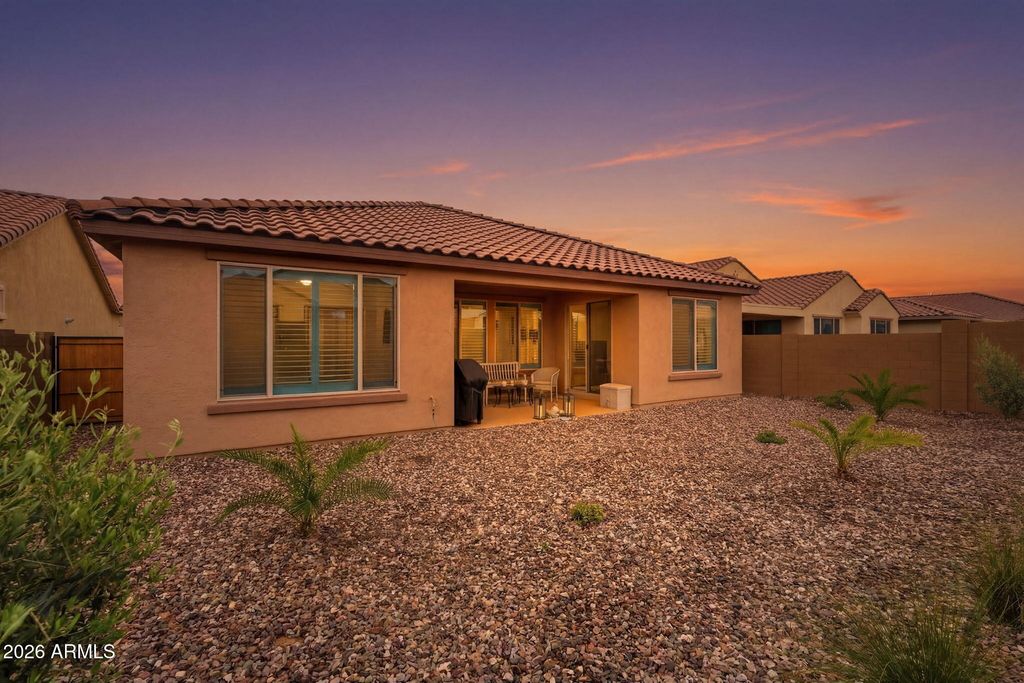 Image 2 of property listing at 7674 W CACTUS WREN Way, Florence, AZ 85132