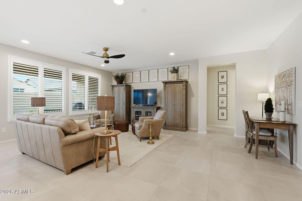 Image 5 of property listing at 7674 W CACTUS WREN Way, Florence, AZ 85132