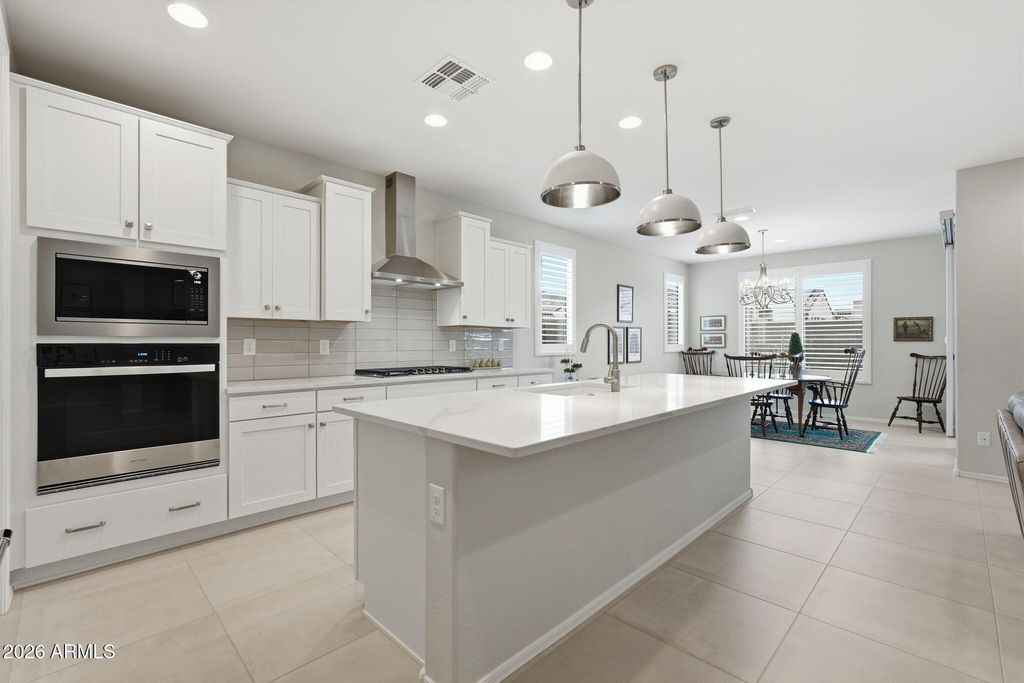 Image 6 of property listing at 7674 W CACTUS WREN Way, Florence, AZ 85132