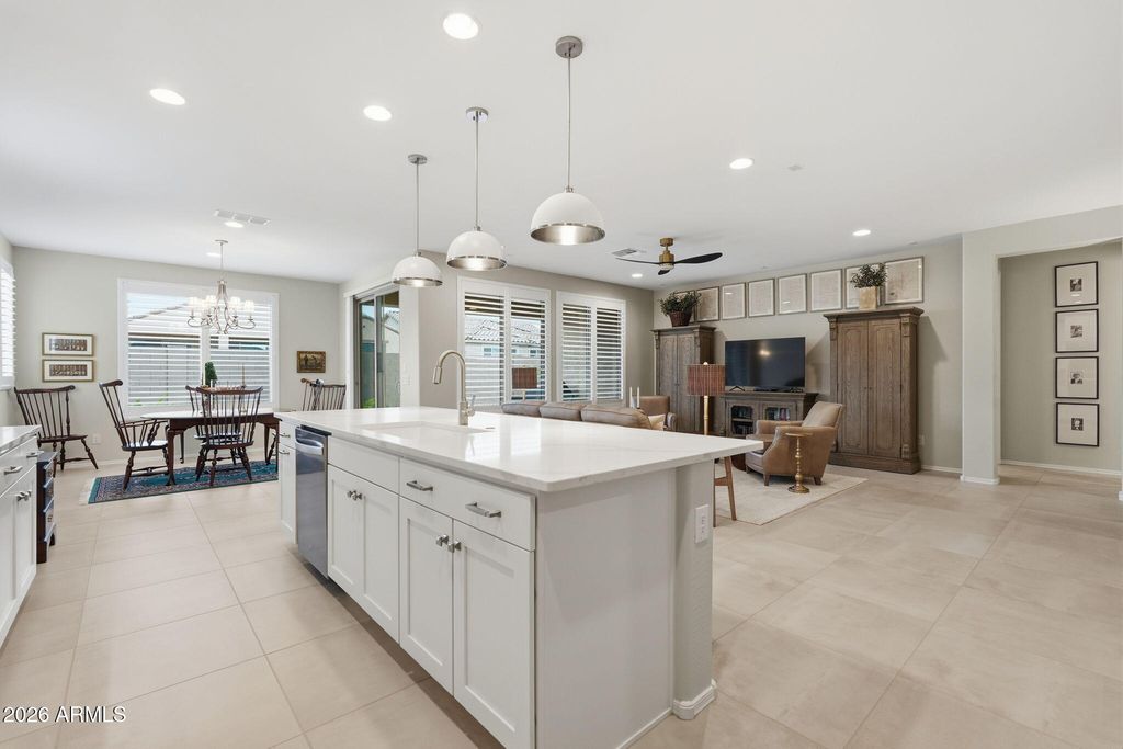 Image 8 of property listing at 7674 W CACTUS WREN Way, Florence, AZ 85132