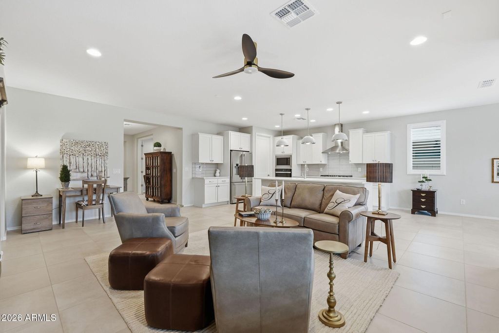 Image 9 of property listing at 7674 W CACTUS WREN Way, Florence, AZ 85132