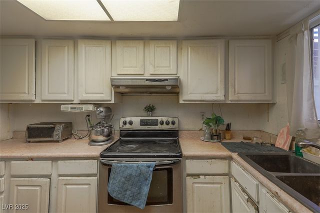 431 Las Casitas Way, Las Vegas, NV 89121