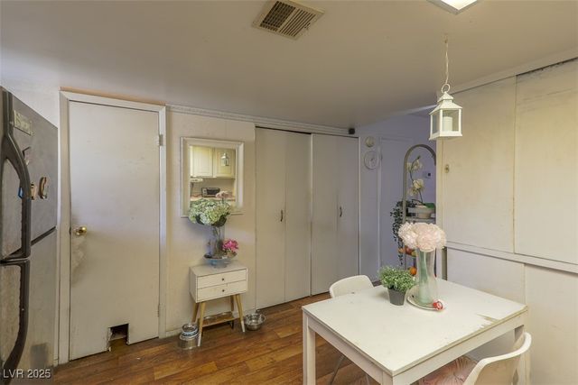 431 Las Casitas Way, Las Vegas, NV 89121