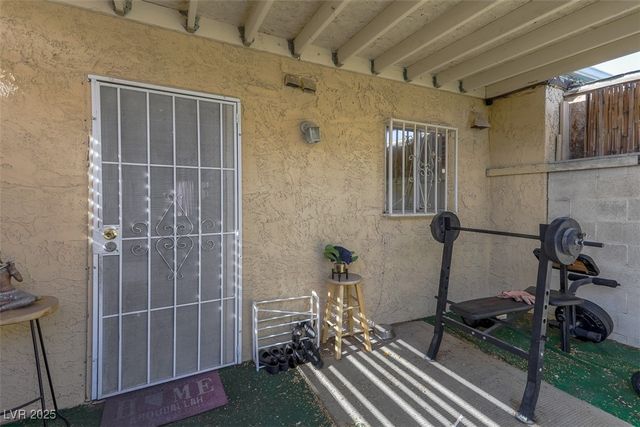 431 Las Casitas Way, Las Vegas, NV 89121