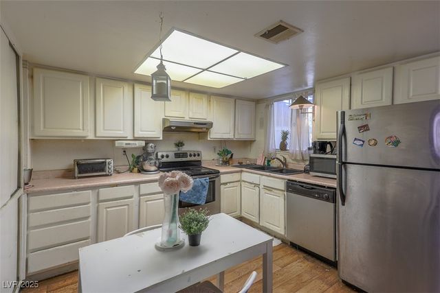 431 Las Casitas Way, Las Vegas, NV 89121