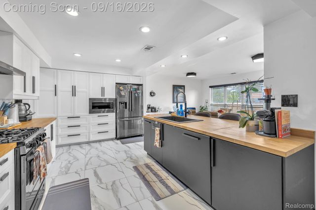 200 Rosemary Street, Dearborn Heights, MI 48127