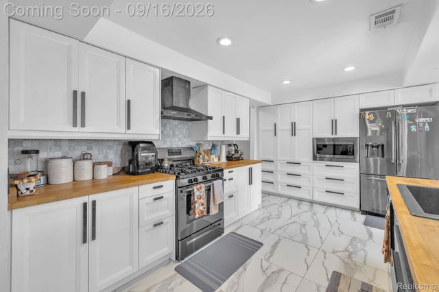 200 Rosemary Street, Dearborn Heights, MI 48127