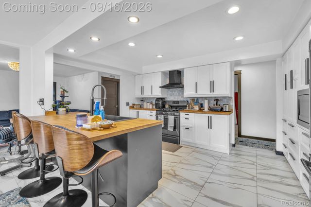 200 Rosemary Street, Dearborn Heights, MI 48127