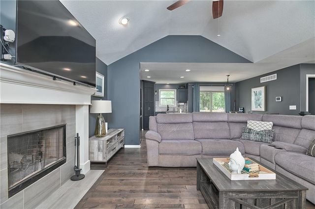 20022 W 220th Terrace, Spring Hill, KS 66083