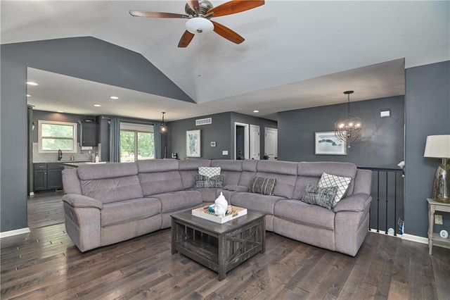 20022 W 220th Terrace, Spring Hill, KS 66083