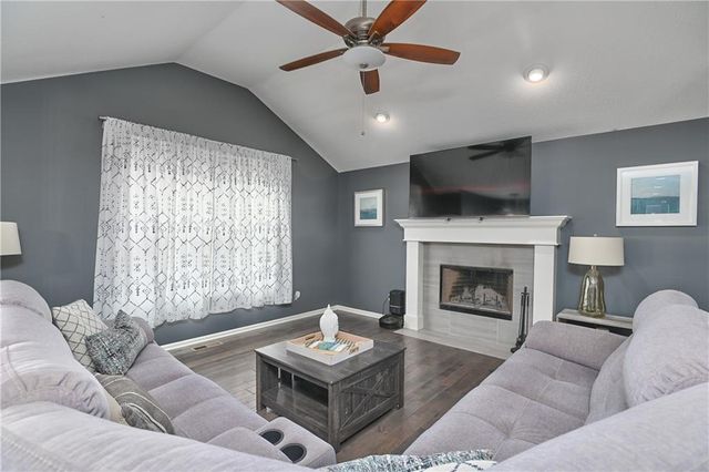 20022 W 220th Terrace, Spring Hill, KS 66083