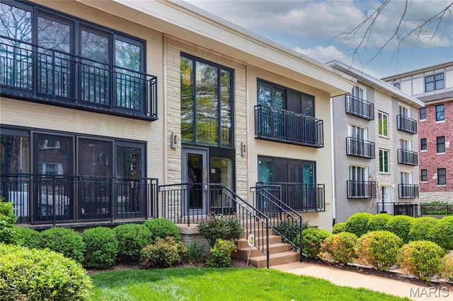 610 Forest 2, St Louis, MO 63105