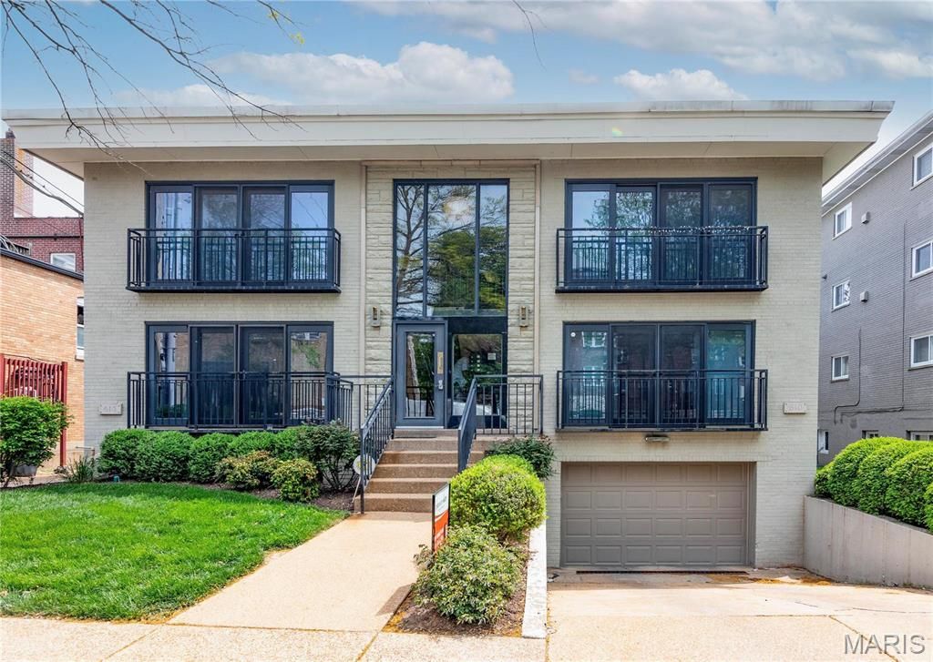610 Forest 2, St Louis, MO 63105