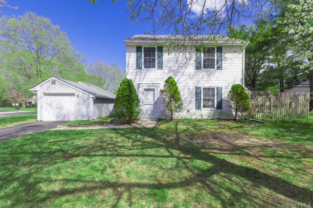14 Petersburg Ct., Coram, NY 11727