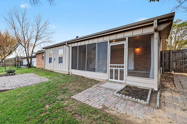 832 Gregory Avenue, Bedford, TX 76022