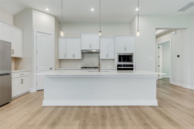 8000 Sunrise Ravine PASS, Lago Vista, TX 78645