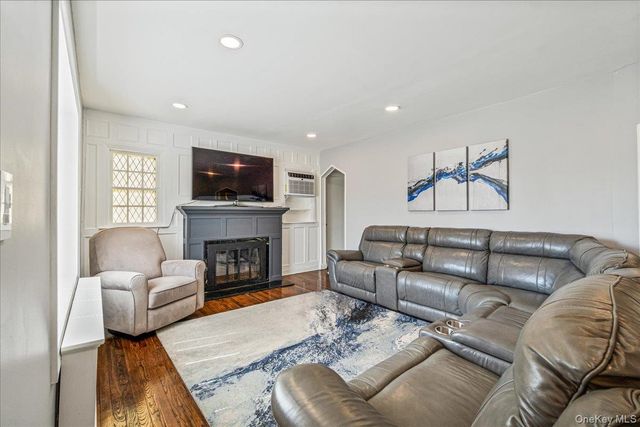 727 Henry Street, Uniondale, NY 11553