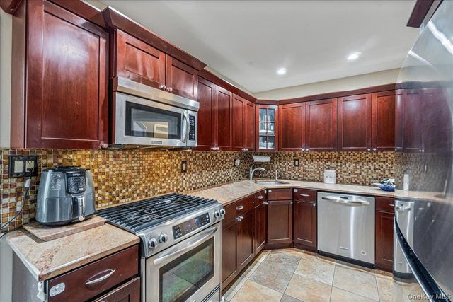 727 Henry Street, Uniondale, NY 11553