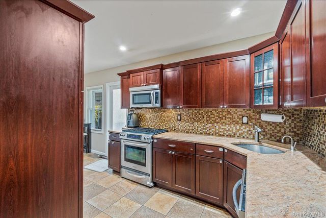 727 Henry Street, Uniondale, NY 11553