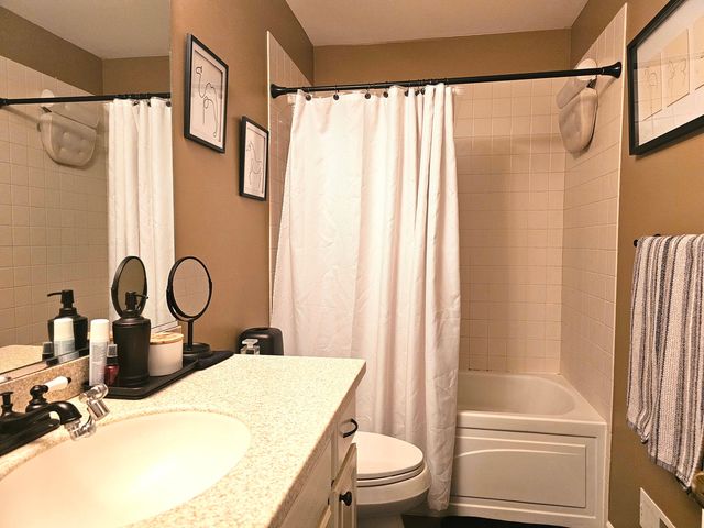 3951 W Ainslie Street 10, Chicago, IL 60625