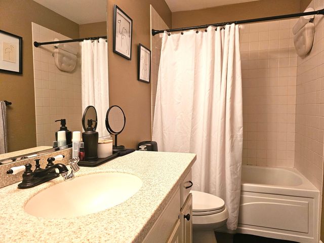 3951 W Ainslie Street 10, Chicago, IL 60625