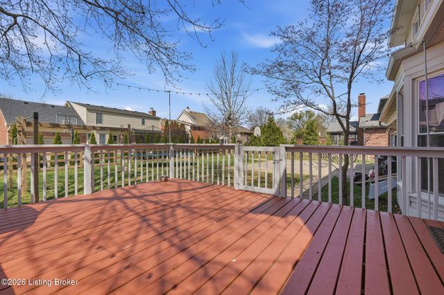 8105 Regency Woods Way, Louisville, KY 40220