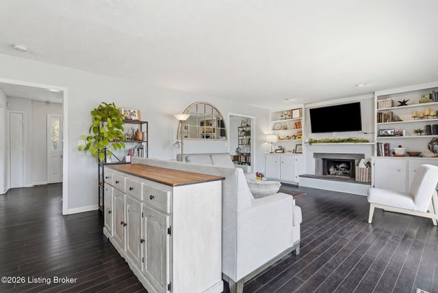 8105 Regency Woods Way, Louisville, KY 40220