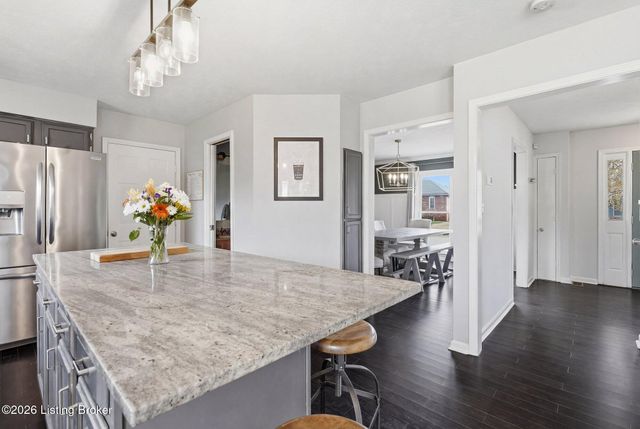 8105 Regency Woods Way, Louisville, KY 40220