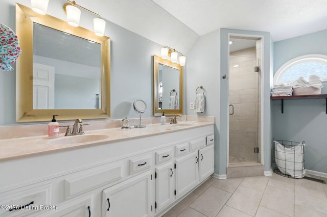 8105 Regency Woods Way, Louisville, KY 40220