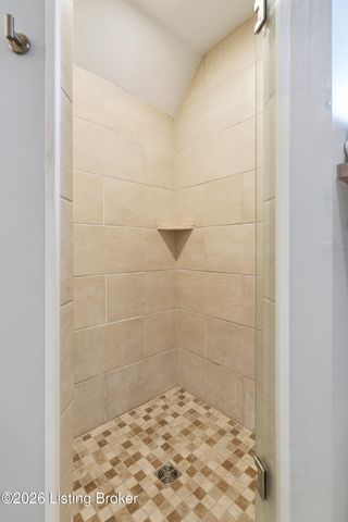 8105 Regency Woods Way, Louisville, KY 40220