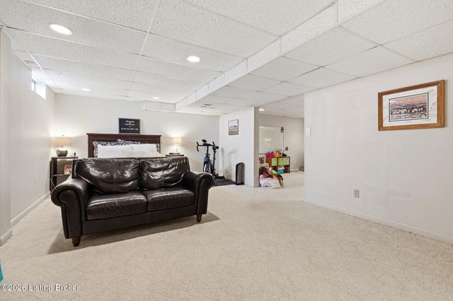 8105 Regency Woods Way, Louisville, KY 40220